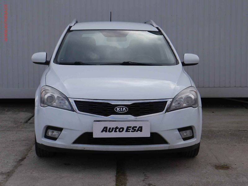 Kia Ceed (2012) 1.6i, servis.kniha, AC - fotka 2 z 15