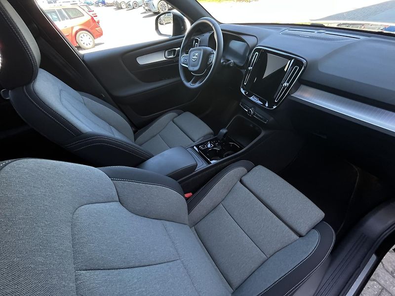 Volvo XC40 B3 FWD BE // 360 // kola - fotka 18 z 51