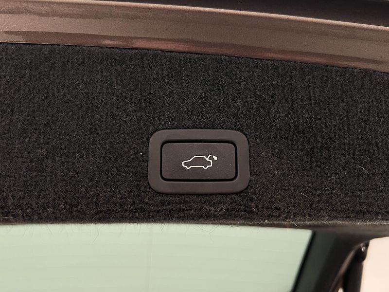 Volvo XC60 D5 AWD SUMMUM AUT CZ - fotka 36 z 38