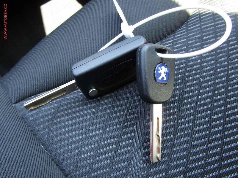 Peugeot 308 (2009) 1.6 HDi, AC, výhřev sed - fotka 15 z 15