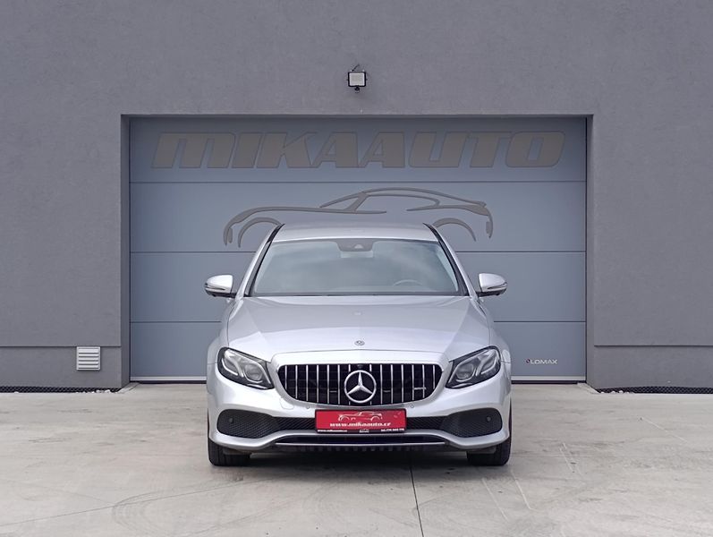Mercedes-Benz Třídy E 220d 143kW 4MATIC ČR  - fotka 2 z 34
