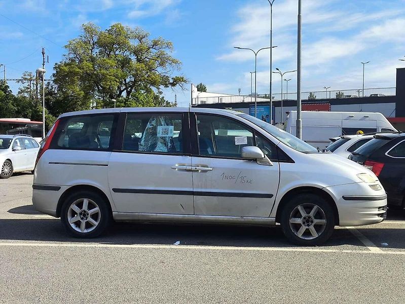 Stříbrný vůz stojí na parkovišti u židenického hypermarketu Kaufland. Hotel fiat, jak je pojmenovaný v mapách Google, má od uživatelů vysoké hodnocení a přitom láká na nízkou cenu, na dveřích vozů má napsáno 15 korun za noc.