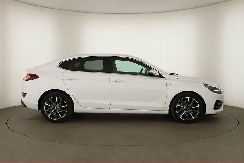 Hyundai i30 (2023) Style 1.5 T-GDI MHEV, ČR,1.maj - fotka 6 z 16