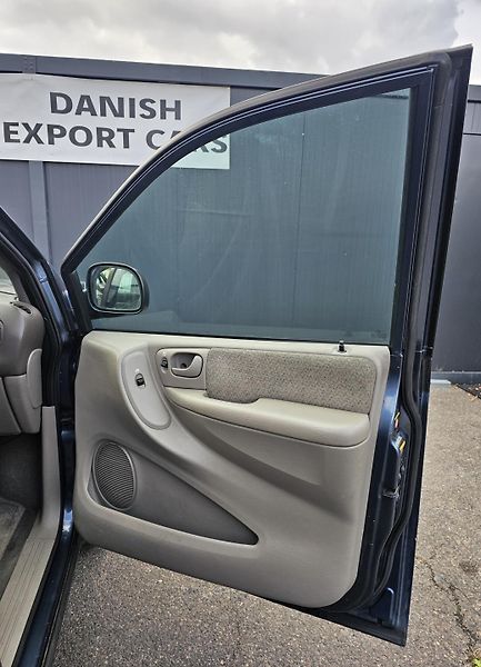 Chrysler Voyager 2.5 105kW 7 MÍST,TEMPOMAT - fotka 20 z 32
