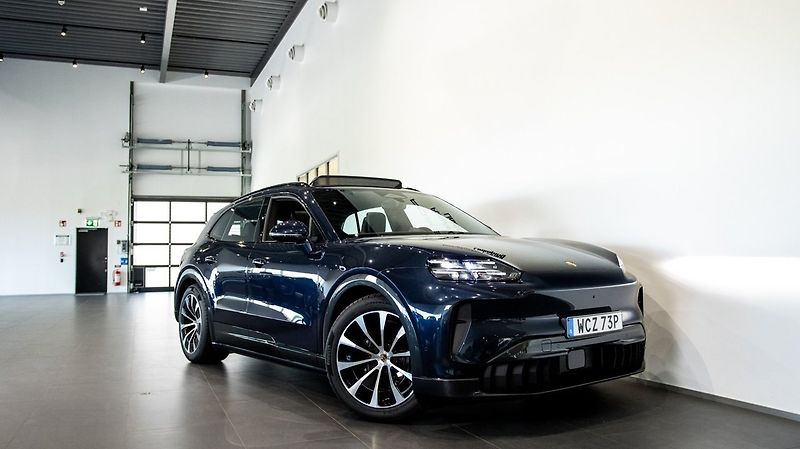 Porsche Cayenne Electric HuD Pano Display spol - fotka 1 z 18