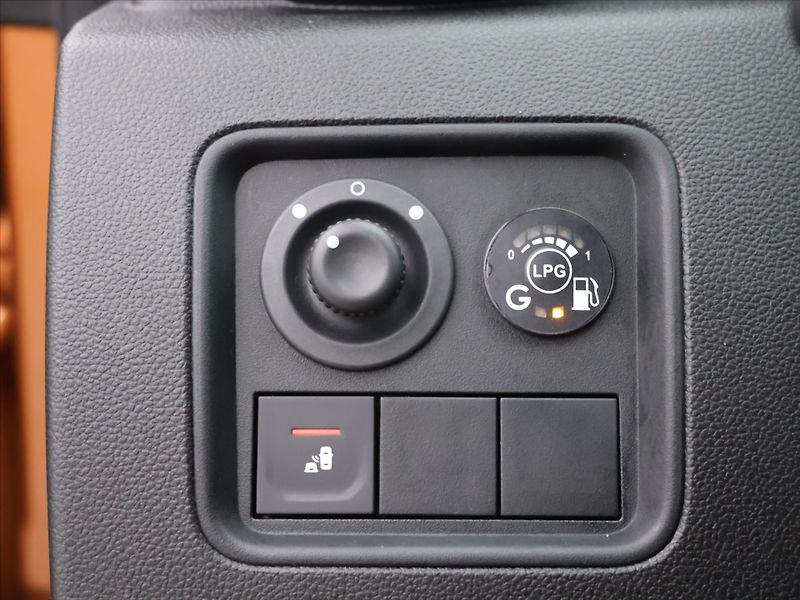 Dacia Duster 1,0 TCe 74kW CZ Prestige DPH - fotka 15 z 27
