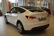Auto je o dost vyšší než Model 3, z něhož technicky vychází