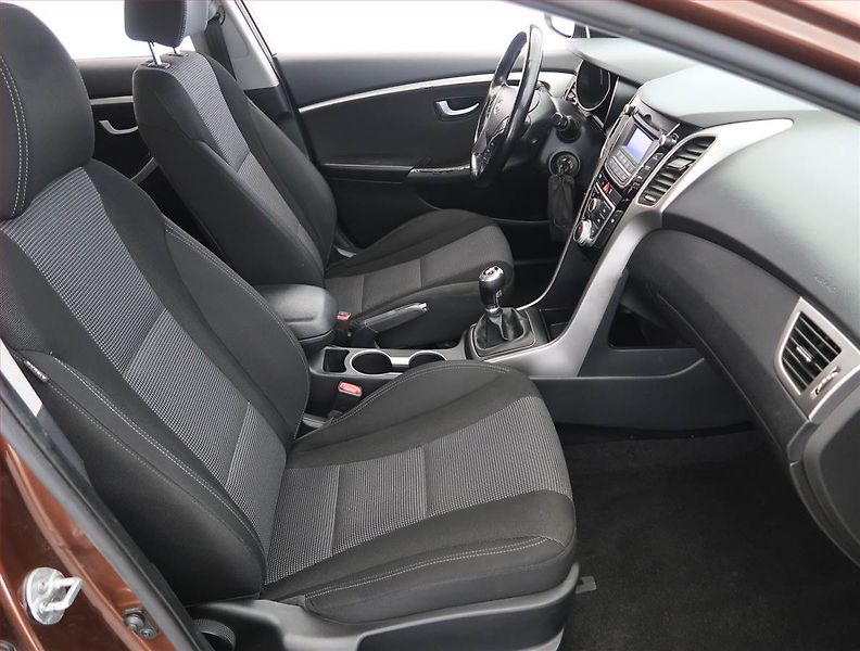 Hyundai i30 (2014) 1.4 CVVT, Tempomat - fotka 9 z 17