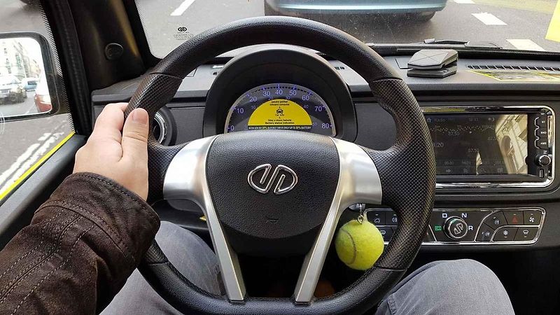 Vozítka služby re.volt vypadají vtipně, za volantem jsme se ale spíš báli.