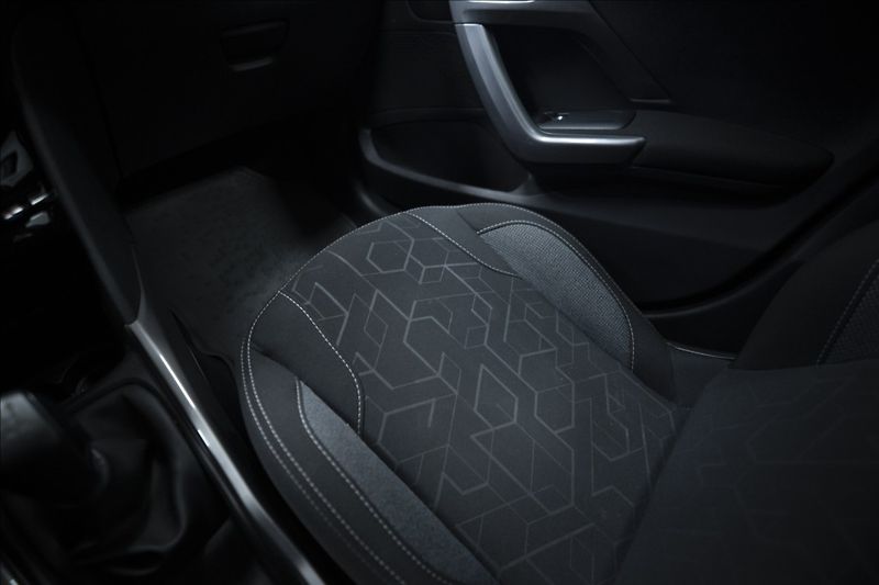 Peugeot 2008 1,2 i 1. AUT. AC VÝHŘEV 1. MAJ - fotka 25 z 36