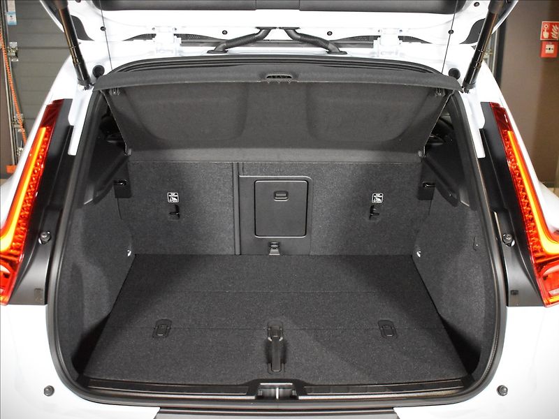 Volvo XC40 (2026) 2,0 B3  Core - fotka 14 z 24