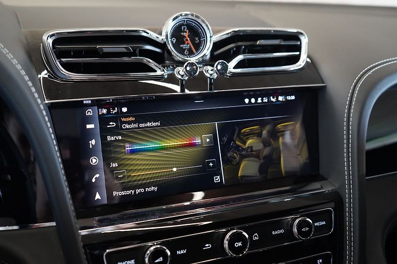 Bentley Bentayga V8, AWD, Panorama, 360° kamera - fotka 36 z 50