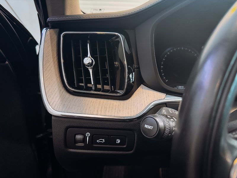 Volvo XC60 T8 AWD Inscription - fotka 9 z 22