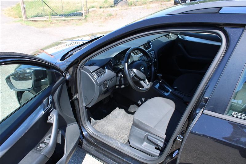 Škoda Octavia 1,6 TDi  DSG,STLYLE,SERVISKA - fotka 9 z 37