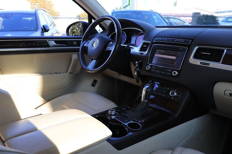 Volkswagen Touareg 3.0 TDI*Pano*Tažné*Kamera - fotka 8 z 19