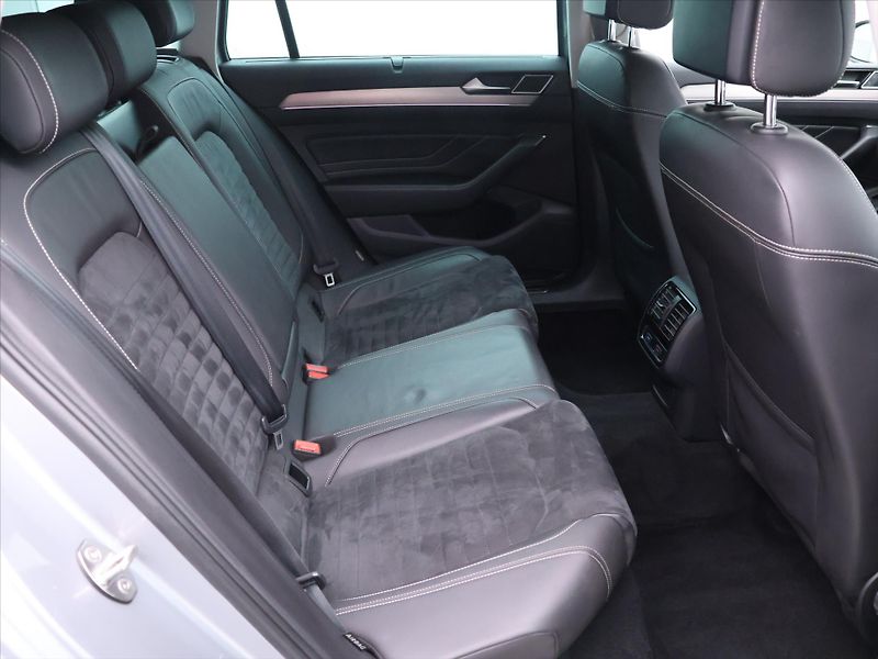Volkswagen Passat 2,0 TDI 140kW DSG Elegance DPH - fotka 15 z 41