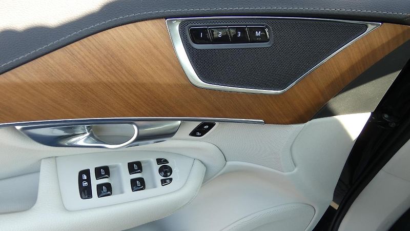 Volvo XC90 T8 AWD Recharge Inscription AT - fotka 9 z 26