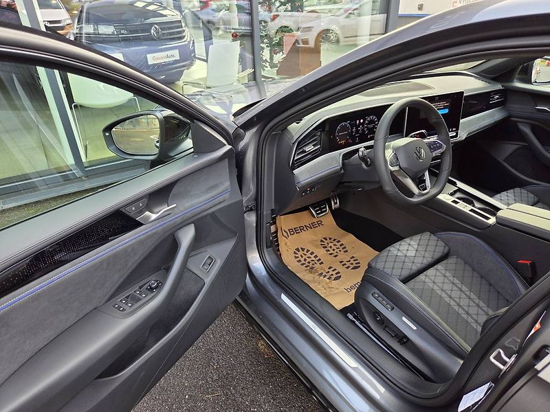 Volkswagen Passat Variant (2025) R-Line 2.0 TDI BlackStyle - fotka 12 z 51