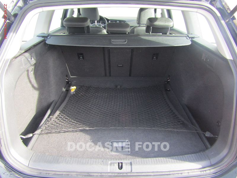Volkswagen Golf (2015) 1.6TDi, ČR, DSG, park.asist - fotka 4 z 20