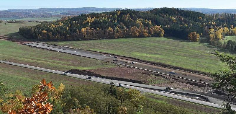 Stavba dálnice D6 u Lubence.