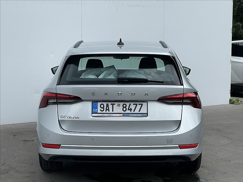 Škoda Octavia 2,0 TDI Combi Ambition Plus - fotka 23 z 23