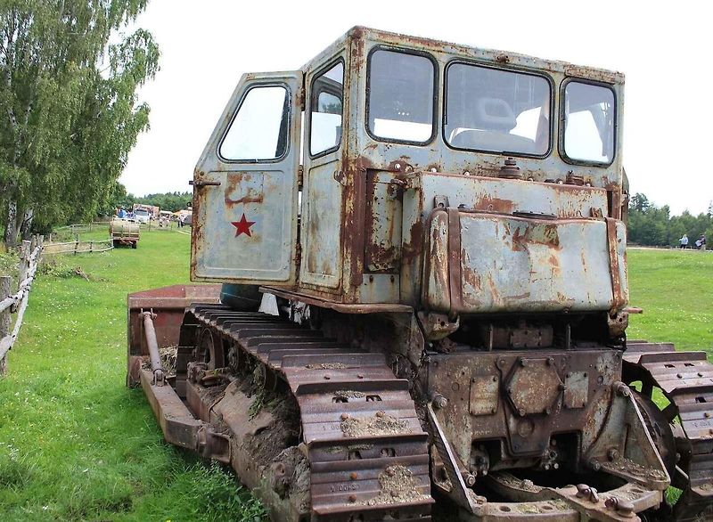 Bez něj se neobešla snad žádná velká stavba u nás. Pásový traktor, nebo chcete-li buldozer ČTZ 100, patřil po desetiletí ke koloritu každodenní činnosti do doby, než jej po roce 1989 vystřídala modernější západní technika.