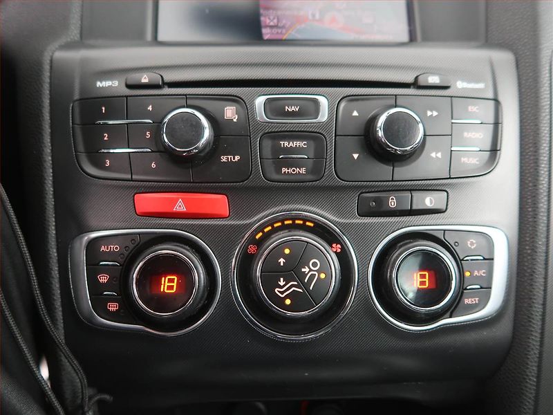 Citroën DS4 (2011) 2.0 BlueHDI, Navi, Xenony - fotka 17 z 21