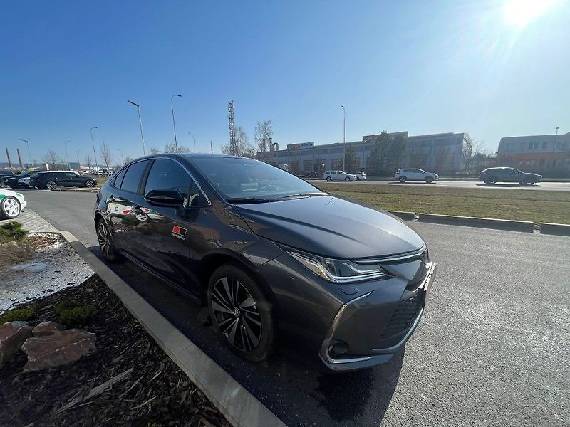 Toyota Corolla 1.8 Hybrid Style - fotka 9 z 24
