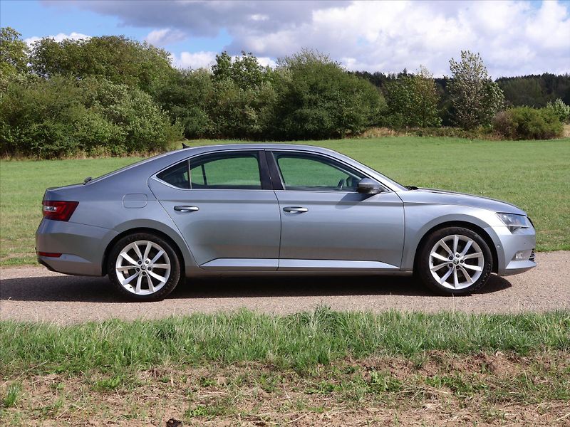 Škoda Superb 2,0 TDI 140kW DSG Style Plus - fotka 8 z 29