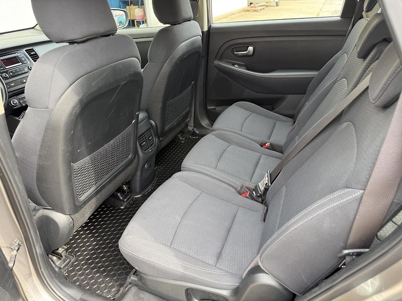 Kia Carens 1.6 GDI 99kW Comfort - fotka 11 z 18
