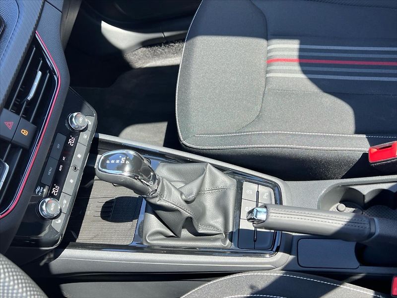 Škoda Kamiq 1,0 TSi 85kW 7DSG MONTE CARLO - fotka 18 z 26