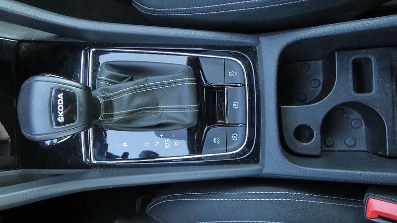 Škoda Karoq 1,5 TSI Sportline DSG - fotka 18 z 24
