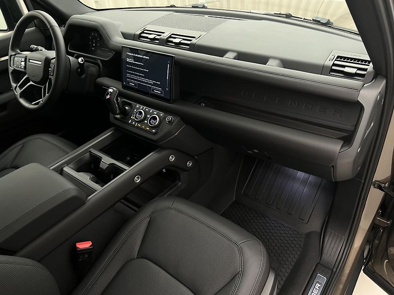 Land Rover Defender 110 D300 X-DYNAMIC SE 1. maj. - fotka 22 z 45