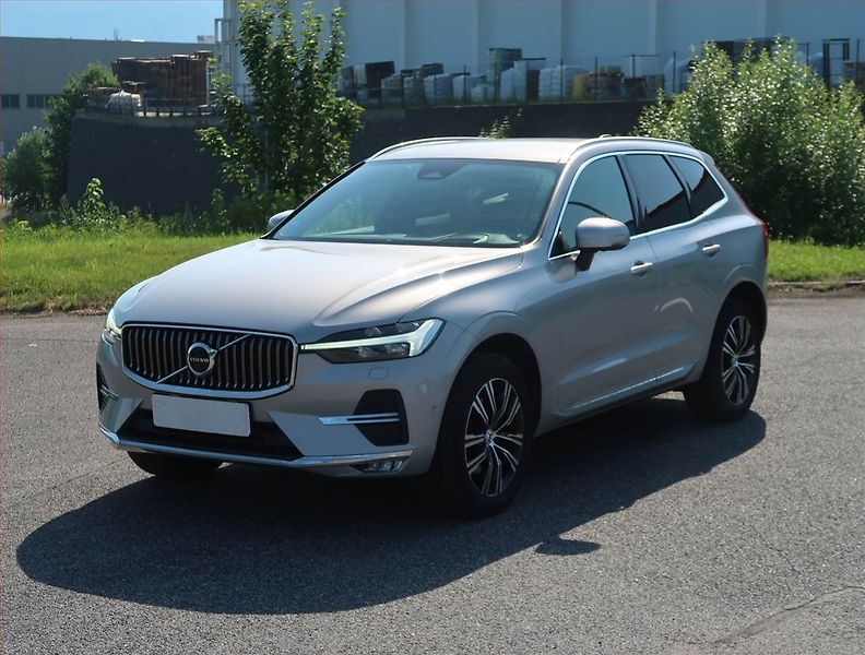 Volvo XC60 (2021) Momentum D5 AWD - fotka 2 z 14