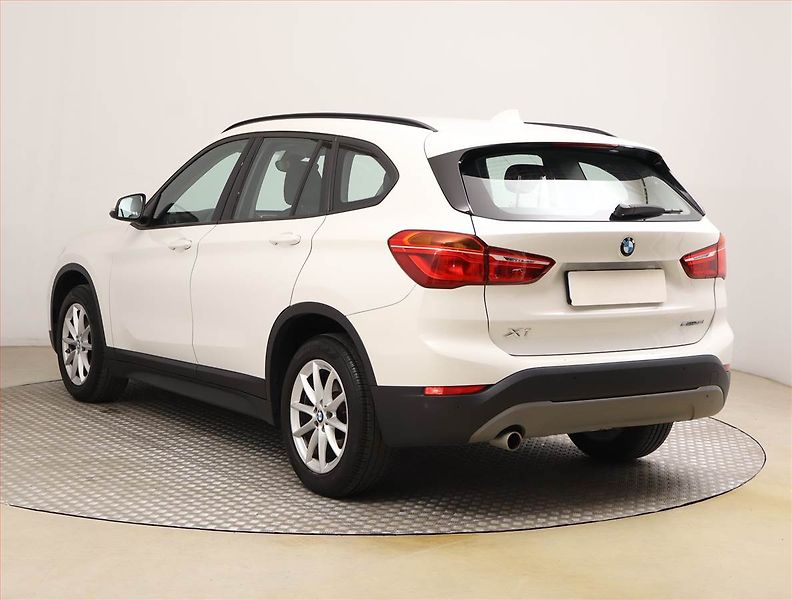 BMW X1 (2018) sDrive18i, Automat, Navi - fotka 4 z 21