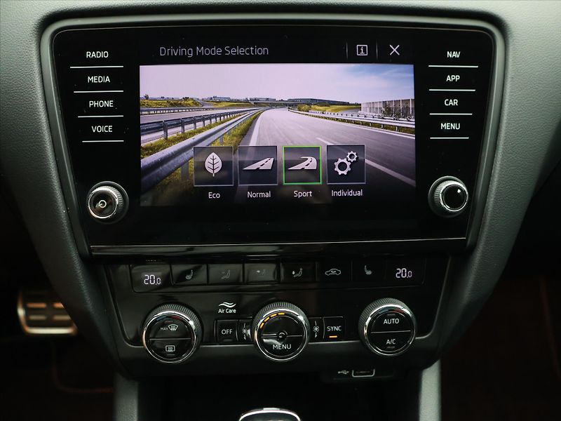 Škoda Octavia 2,0 TDI 135kW CZ Challenge DSG - fotka 20 z 28