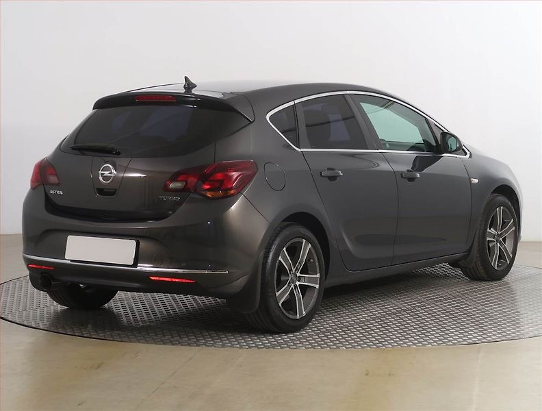 Opel Astra (2014) 1.6 T, Xenony, Tempomat - fotka 5 z 17
