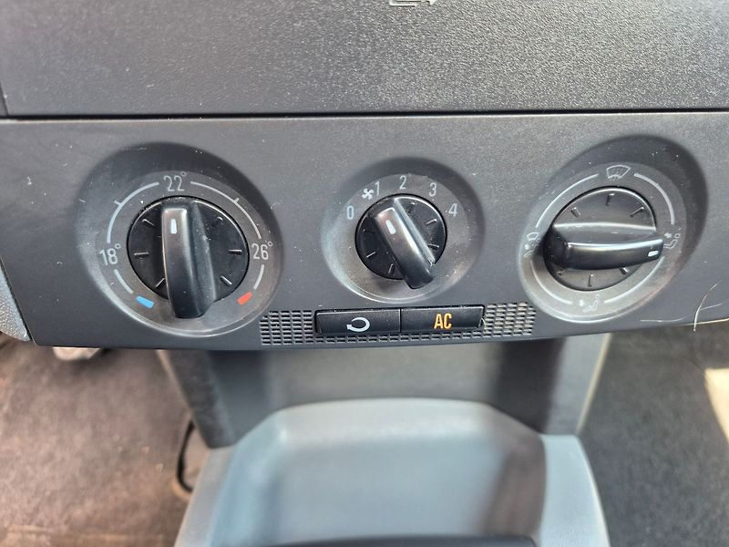 Škoda Fabia (2003) 1.2HTP 47kW, tažné, klima, pěk - fotka 16 z 20