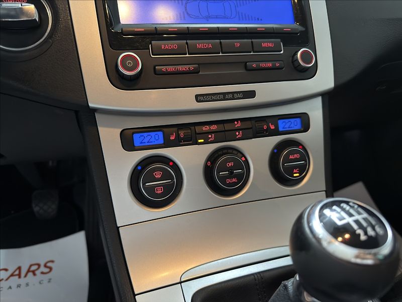 Volkswagen Passat 2,0   TDI 103KW BEZ KOROZE TOP - fotka 17 z 40