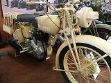 Motocyl Norton 16H v pouštním zbarvení.