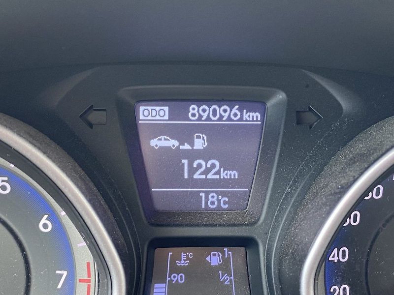 Hyundai i30 1.6i, ČR, manual, 2x kola - fotka 11 z 14