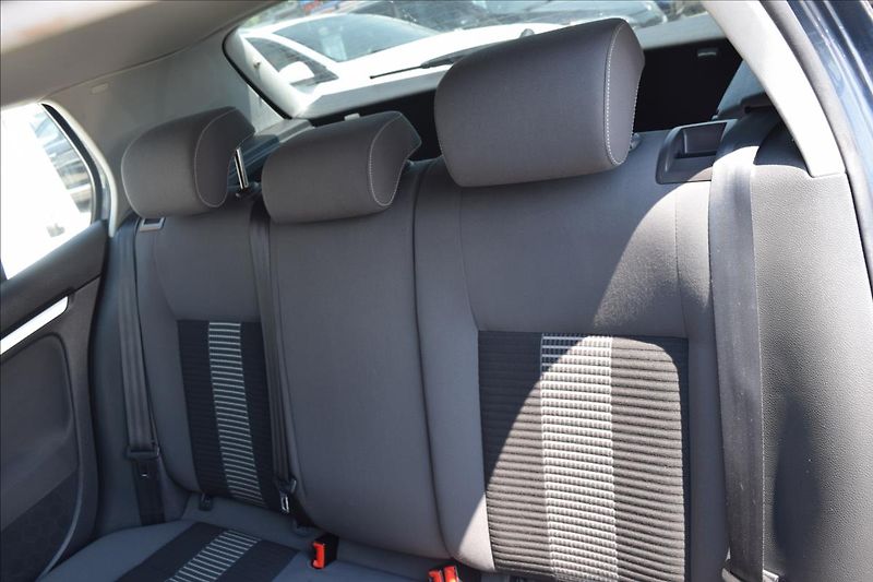 Volkswagen Golf 1,4 i 59KW NOVÁ STK ALU KLIMA - fotka 17 z 46