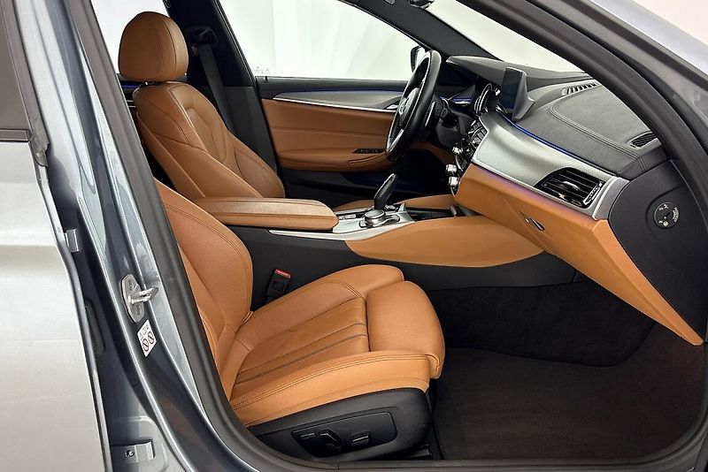 BMW Řada 5 540i xDrive - fotka 12 z 24