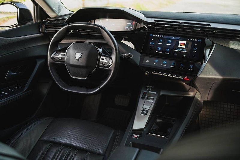 Peugeot 308 (2022) Allure Hybrid 180 - fotka 3 z 26