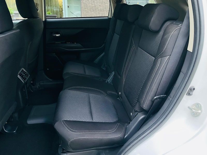 Mitsubishi Outlander 2.4i+HYBRID 4x4 SERVISKA TAŽNÉ - fotka 39 z 53