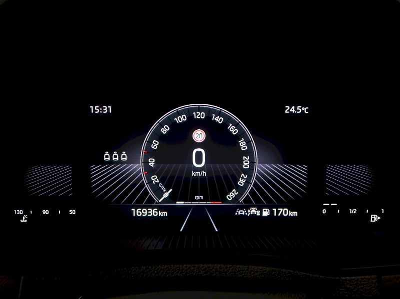 Škoda Karoq (2025) SELECTION 2.0TDI 85KW TAŽNÉ - fotka 18 z 40
