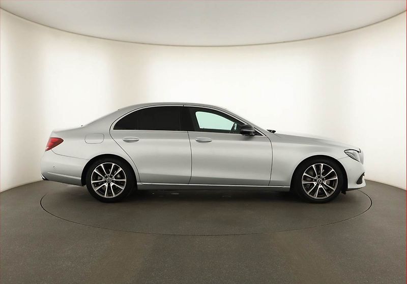 Mercedes-Benz Třídy E (2019) E 200 d - fotka 6 z 20