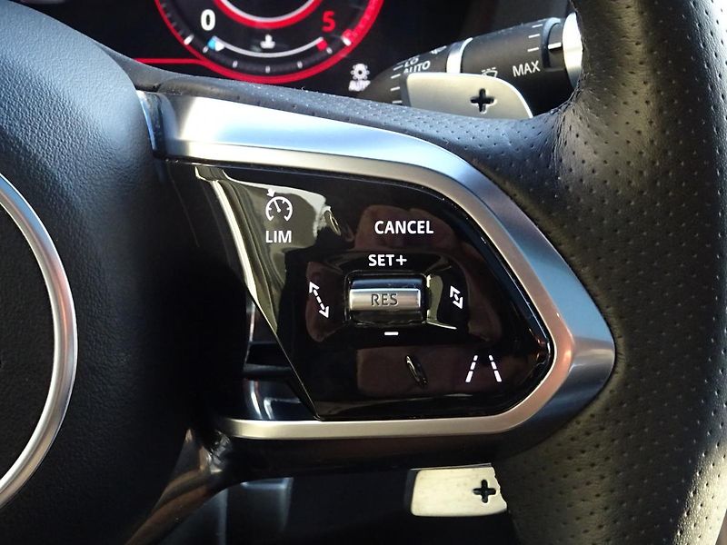 Jaguar XE D180 R - Dynamic SE - fotka 22 z 47