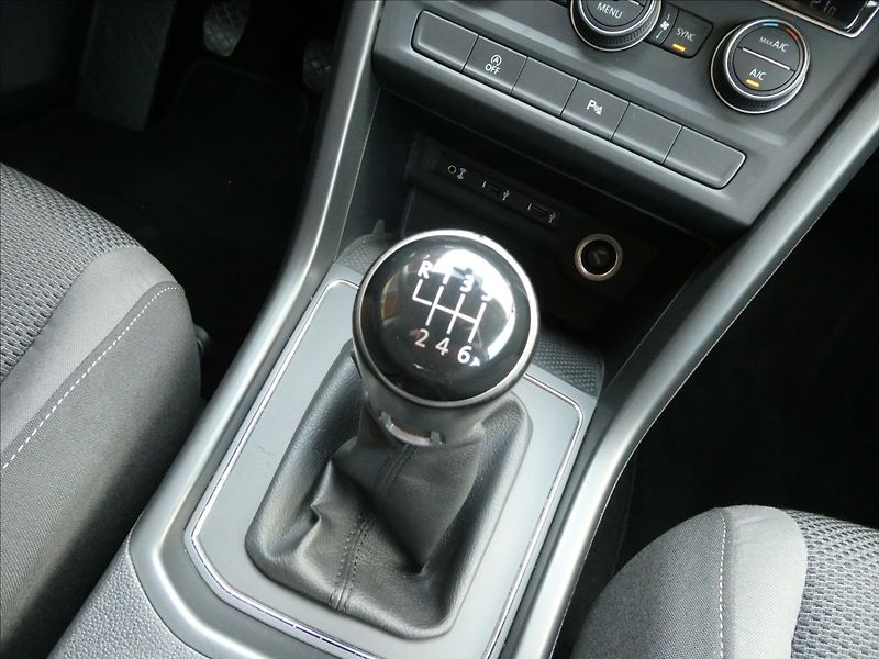 Volkswagen Touran 1,2 TSi 81kW 7.míst, NAVI - fotka 32 z 39