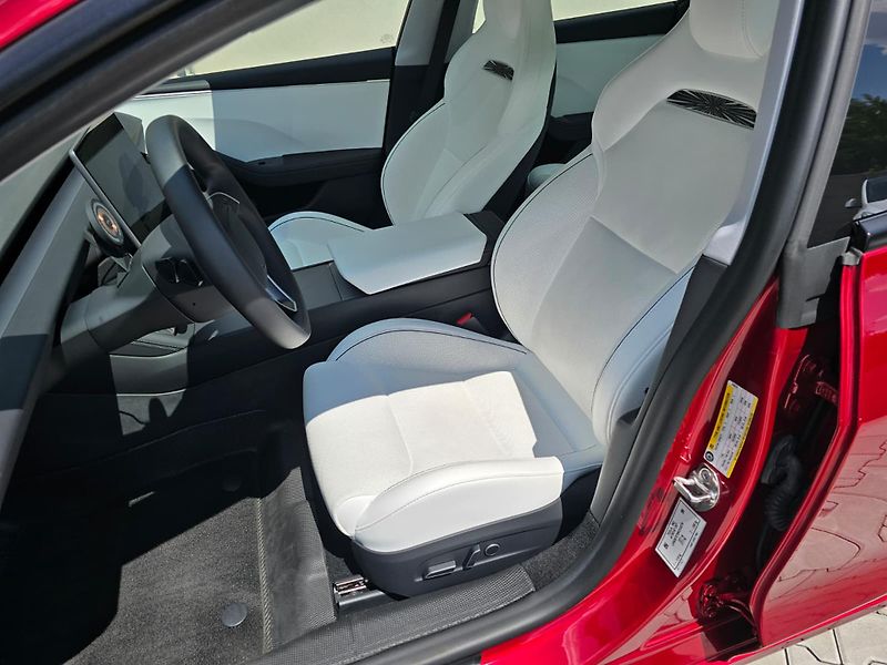 Tesla Model 3 (2024) Performance Highland - fotka 8 z 15
